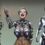 Elon Musk Kembali Jadwal Ulang Rilis Robot Mirip Manusia