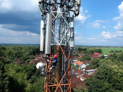 Komdigi dan OJK Diminta Dukung Merger XL Axiata dan Smartfren